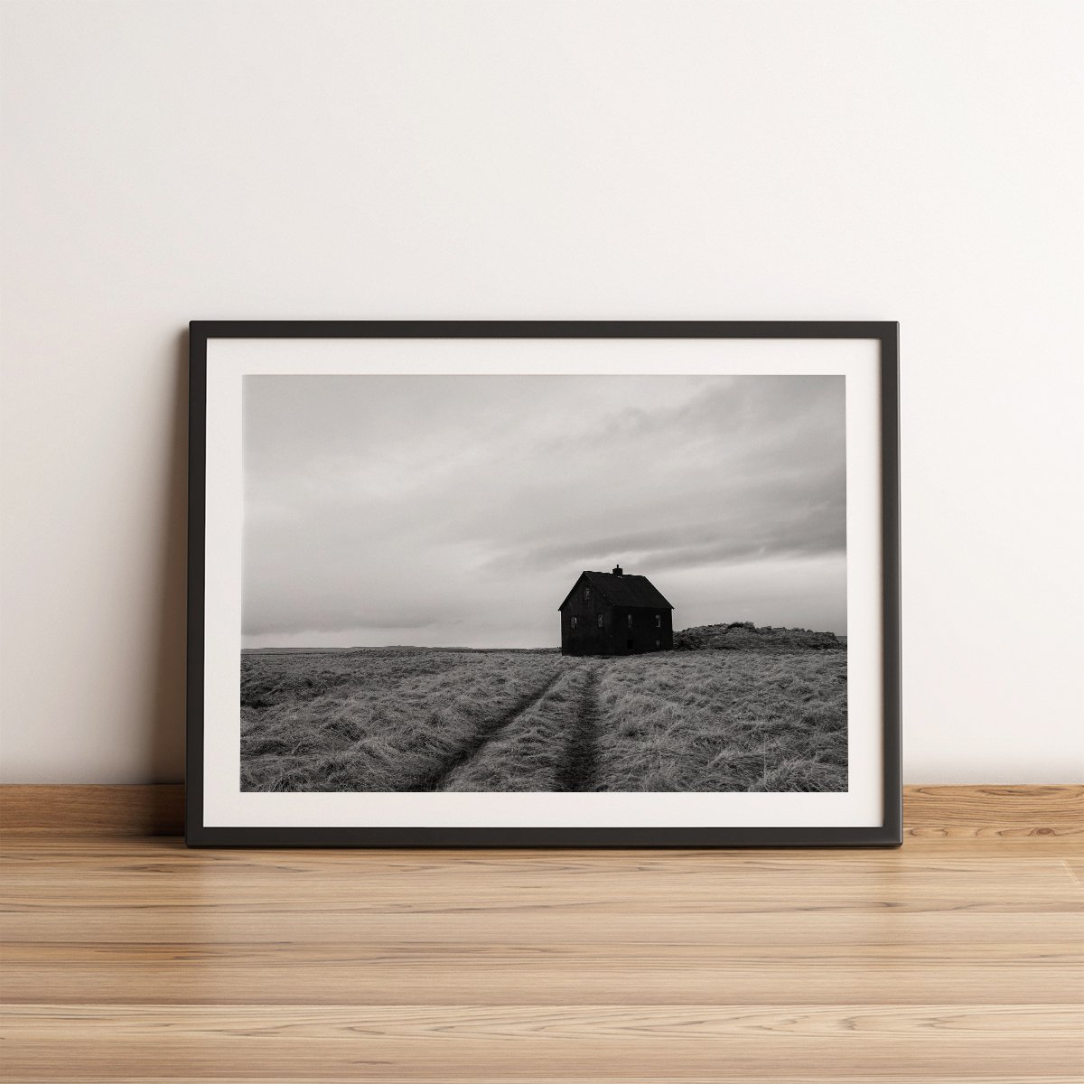 casa en islandia abandonada en blanco y negro